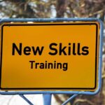 gelbes Verkehrsschild mit der Aufschrift New Skills Training