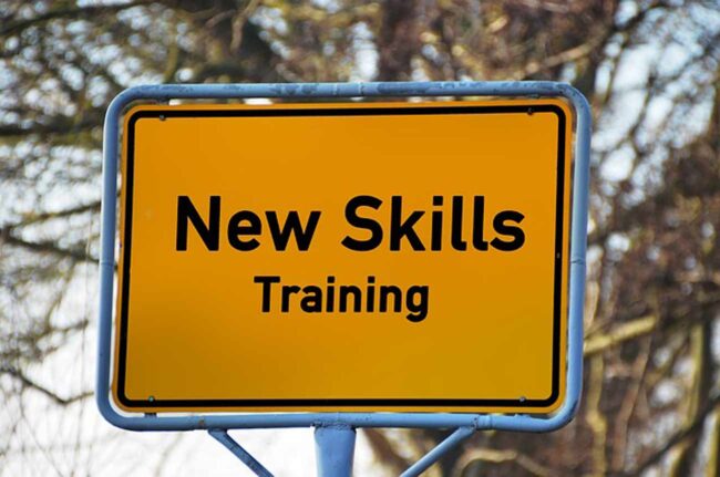 gelbes Verkehrsschild mit der Aufschrift New Skills Training