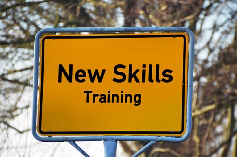 gelbes Verkehrsschild mit der Aufschrift New Skills Training